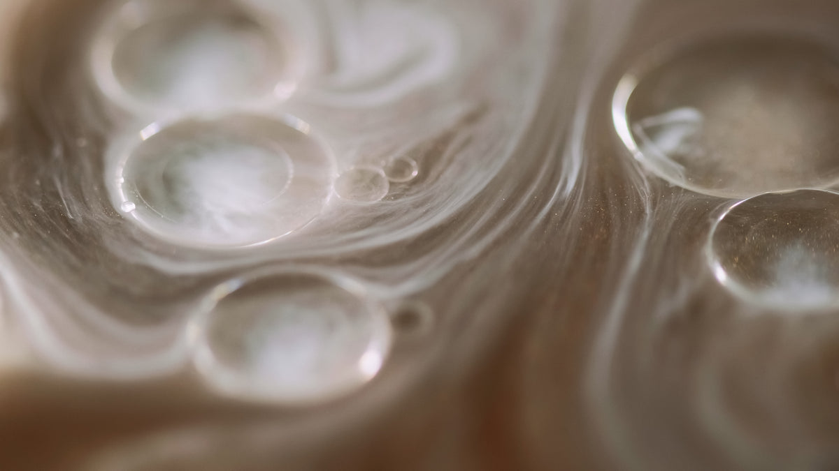 Textura em tons claros, identidade visual AERUM